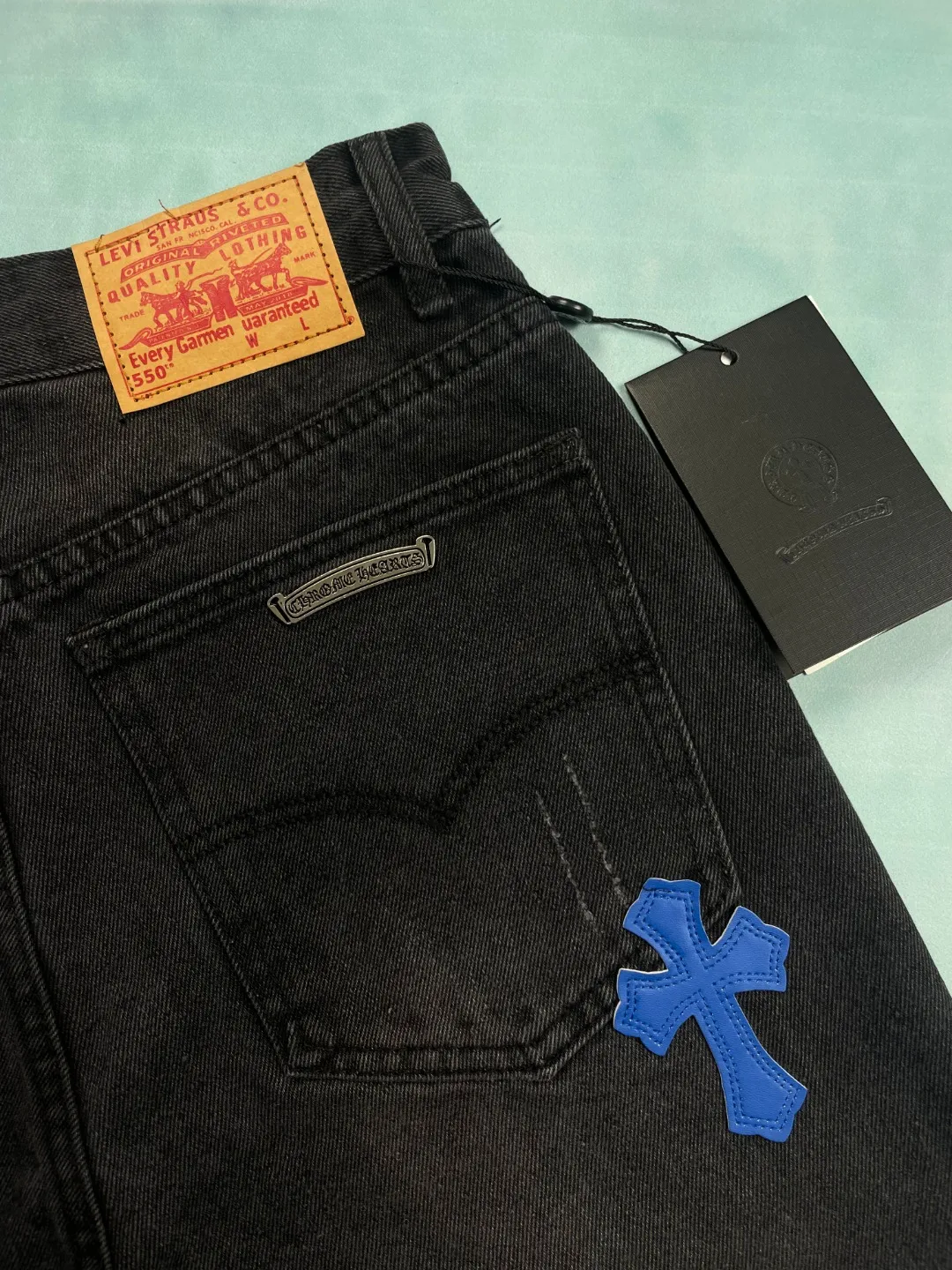 🅿️240 🔘Style No.-KL155 🔘Cro Heart𝐂𝐡𝐫𝐨𝐦𝐞 𝐇𝐞𝐚𝐫𝐭 Classic CH Black and Blue Cross Patch Leather Jeans* These Croix Heart Jeans are unique. High-quality denim fabrics are carefully selected and subjected to a special washing process to present retro color and texture, giving it a full texture. The iconic blue cross patch is made of fine cutting technology and carefully sewn on the trousers, making it strong and beautiful. The raw edges of the trousers are carefully distressed by hand, giving them a casual and uninhibited style. When paired with it, it can be paired with a simple solid-color sweatshirt and sneakers to create a casual street style; paired with a black motorcycle jacket and Martin boots to show a cool and punk style; combined with a slim shirt and leather shoes, it can create a yuppie gentleman look and can be easily adapted to various occasions.  Size: S M L XL (28.30.32.34) Color: Black